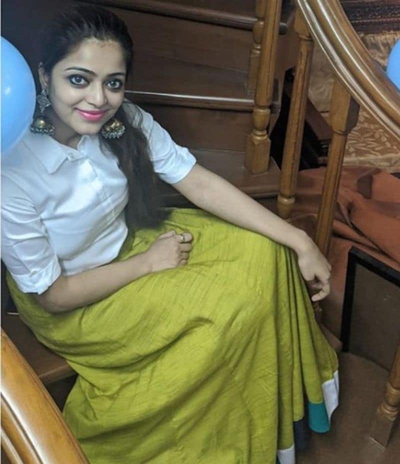 படிக்கட்டில் அமர்ந்து கொண்டு சூப்பர் போஸ்