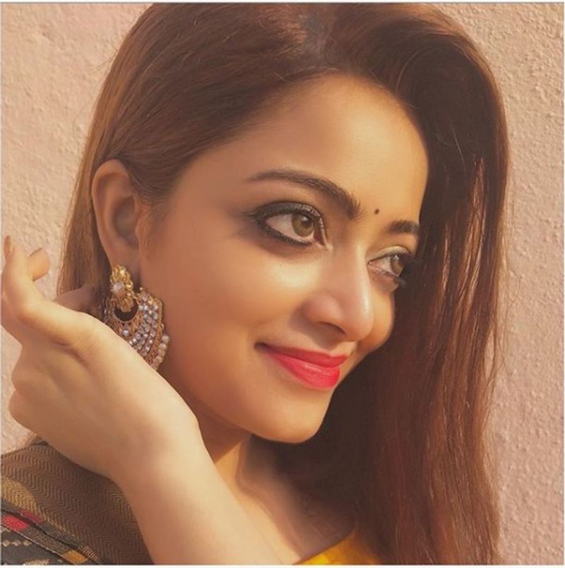 காதோரம் லோலாக்கு