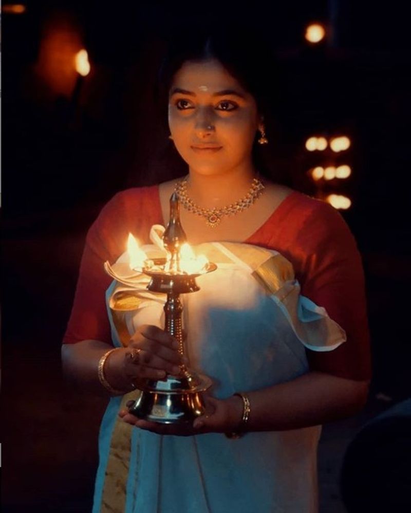தீப ஒளியிலே தெரிவது தேவதையா...
