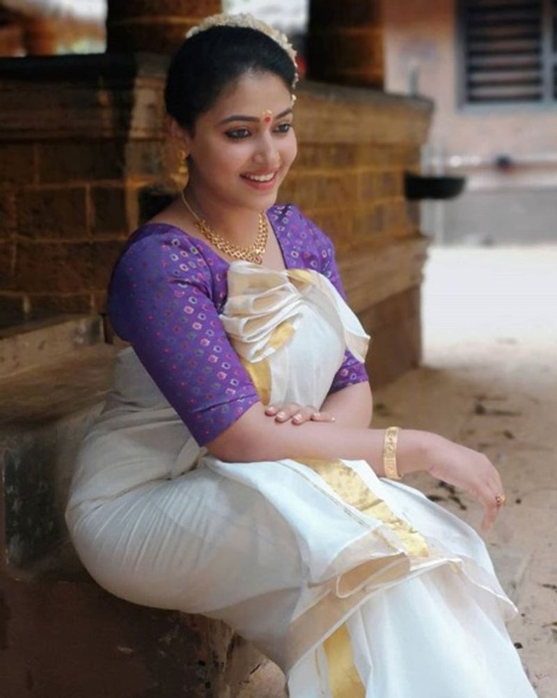 சிரிப்பாள் ரசிகர்களை கவரும் நாயகி