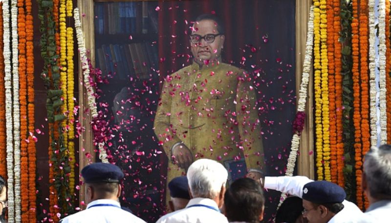 ভারতের সংবিধানের ইংরেজি সংস্করণে মোট শব্দসংখ্যা ১১৭,৩৬৯। দেশের সর্বোচ্চ আইন হওয়ার দরুন, ভারত সরকার প্রবর্তিত প্রতিটি আইনকে সংবিধান-অনুসারী হতে হয়। সংবিধানের খসড়া কমিটির চেয়ারম্যান ড. ভীমরাও রামজি আম্বেডকর ছিলেন ভারতীয় সংবিধানের প্রধান স্থপতি।