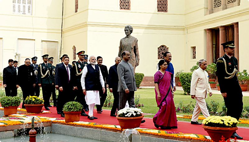 ভারতীয় সংবিধান দিবসের ৭০ বছর পূর্তি উপলক্ষে ২৬ নভেম্বর সংসদের উভয় কক্ষেই একটি যৌথ অধিবেশন অনুষ্ঠিত হবে। সেখানে বক্তব্য রাখাবেন রাষ্ট্রপতি রাম নাথ কোবিন্দ এবং প্রধানমন্ত্রী নরেন্দ্র মোদির।