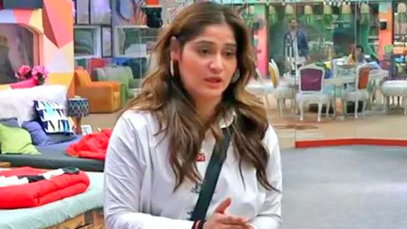 Govinda Niece Aarti Singh Crying on Bigg Boss House