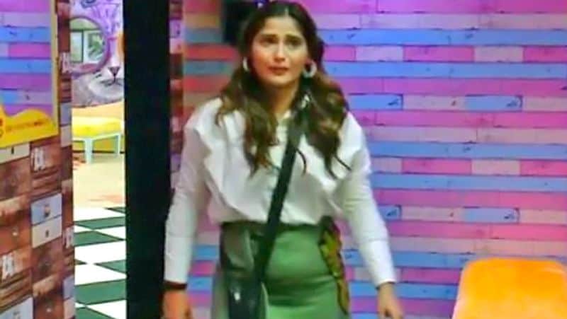 Govinda Niece Aarti Singh Crying on Bigg Boss House