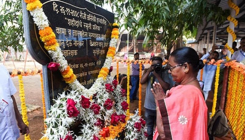 যে পুলিশকর্মীর অসীম সাহসিকতায় জঙ্গি কাসভকে জীবিত ধরা সম্ভব হয়েছিল সেই সাব-ইন্সপেক্টর তুকারাম ওম্বলে পরে হাসপাতালে মারা যায়। তুকারাম-কে তাঁর সাহসীকতার জন্য অশোকচক্রে সম্মানিত-ও করা হয়েছিল।