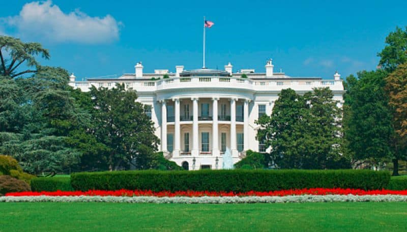 high alert in america also shutter down  of white house for safety  - because unknown flight enter in white house area
