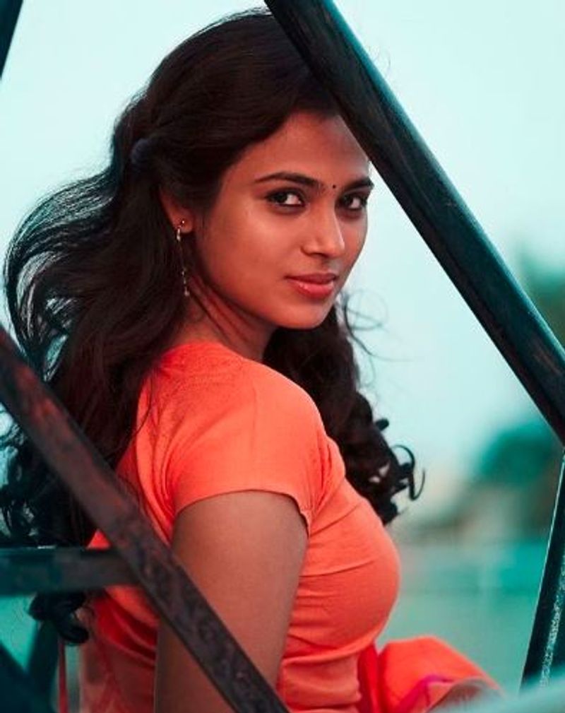 கண்களாலே பேசும் அழகு தேவதை