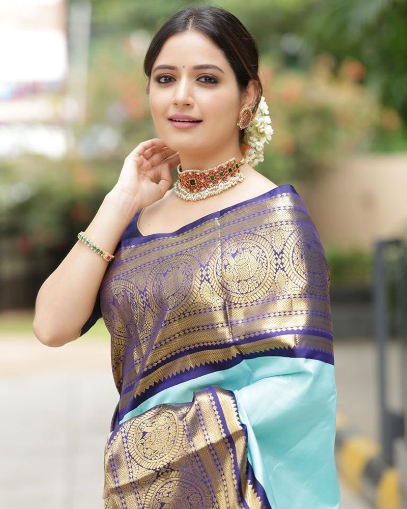 ಪ್ರತಿದಿನ ಇನ್ಸ್ಟಾಗ್ರಾಮ್ನಲ್ಲಿ ಹೊಸ ಹೊಸ ಲುಕ್ಗಳನ್ನು ಅಪ್ಡೇಟ್ ಮಾಡ್ತಾ ಇರ್ತಾರೆ.