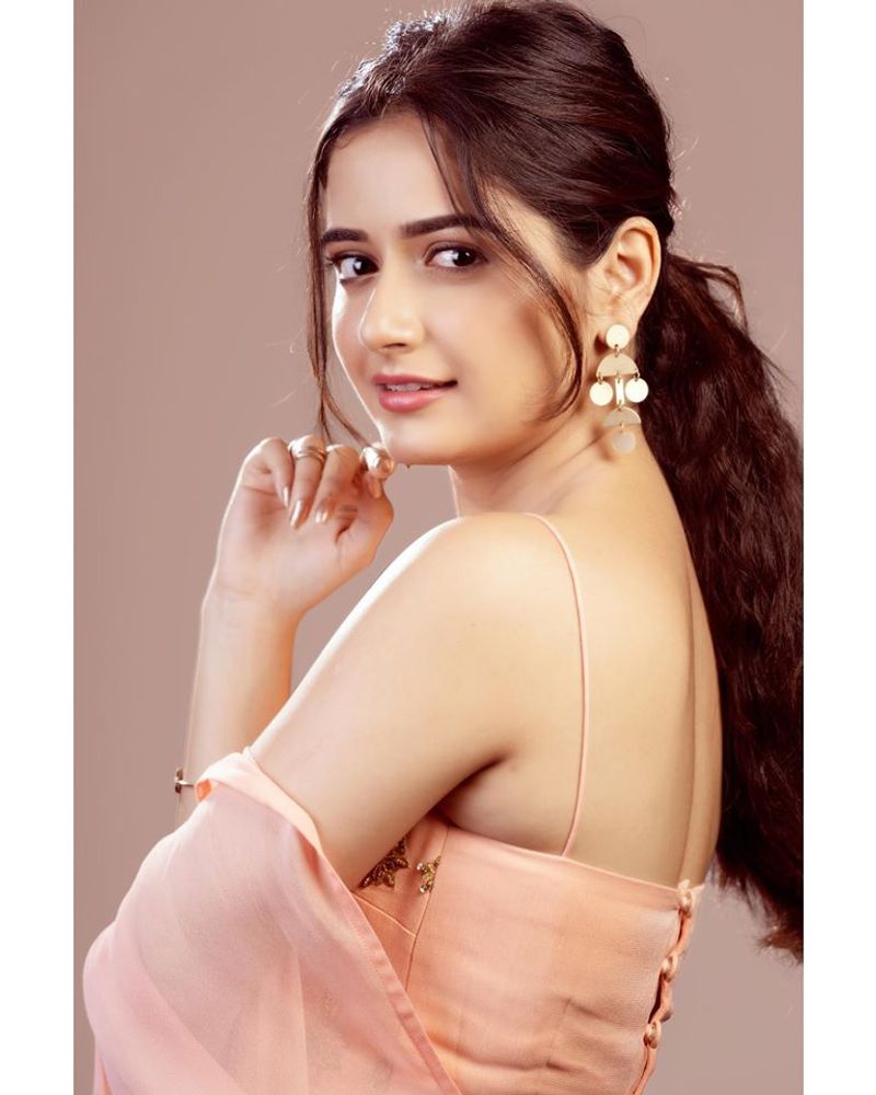 ಫ್ರೀಸ್ಟೈಲ್, ಬಾಲಿವುಡ್, ಬೆಲ್ಲಿ ಮತ್ತು ವೆಸ್ಟರ್ನ್ ಸೇರಿದಂತೆ ವಿವಿಧ ನೃತ್ಯ ಪ್ರಕಾರಗಳಲ್ಲಿ ತರಬೇತಿ ಪಡೆದಿದ್ದಾರೆ