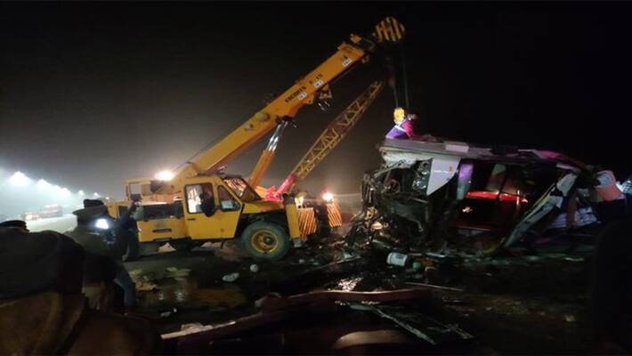 Agra-lucknow Expressway, Road accident in Uttar Pradesh, 4 people died & 30 injured Agra-lucknow Expressway, Road accident in Uttar Pradesh, 4 people died & 30 injured