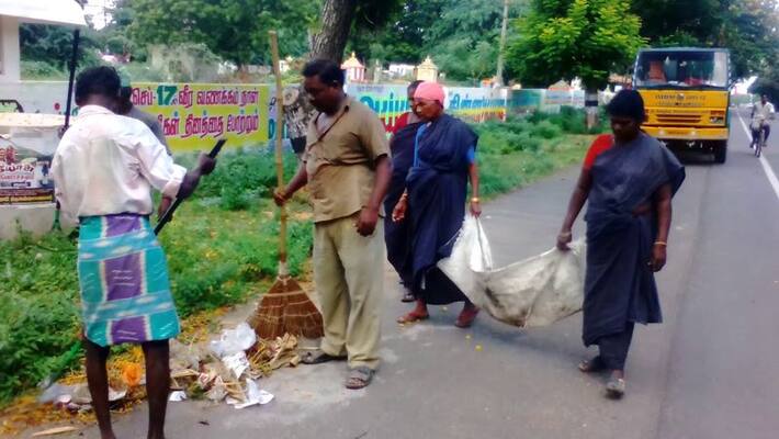 Cleaning staff on the feet of the Commissioner .. !! Corrupt officials .. !! Cleaning staff on the feet of the Commissioner .. !! Corrupt officials .. !!