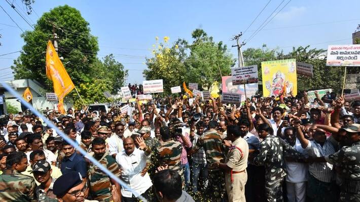 high tension in Guntur, TDP leaders Fight with Police over capital row high tension in Guntur, TDP leaders Fight with Police over capital row