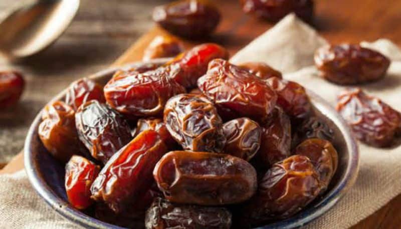 Improves bone health: Dates could do wonders for your bone health too. Yes, you heard us. Dates are rich in selenium, manganese, copper, and magnesium, and all of these are required when it comes to keeping our bones healthy and preventing conditions such as osteoporosis.
