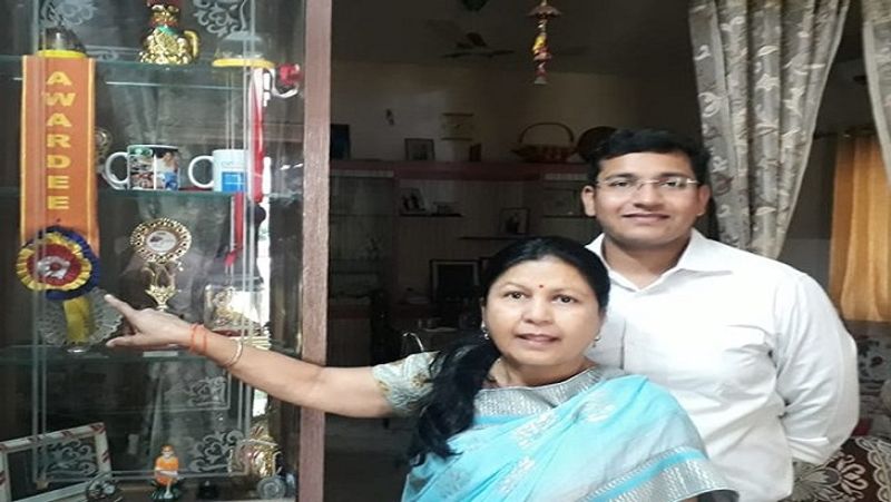 वर्णितका कहना है कि उन्होंने तय कर लिया था कि किसी भी हाल में सिविल सर्विस की परीक्षा में सफलता हासिल करनी है। इसलिए शुरुआती असफलता से वे हतोत्साहित नहीं हुए। उन्होंने हार्ड वर्क की जगह स्मार्ट वर्क पर जोर देना शुरू किया। वर्णित नेगी की प्रारंभिक शिक्षा जशपुर में हुई। इसके बाद उन्होंने डीएवी पब्लिक स्कूल से 7वी से 10वीं कक्षा तक पढ़ाई की। 12वीं की पढ़ाई उन्होंने राजस्थान के कोटा से की।