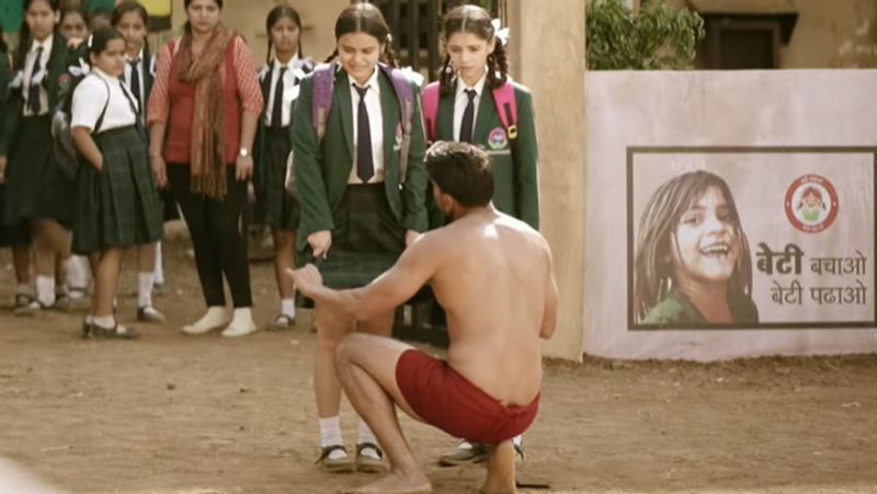 vidyut jammwal commando 3 wrestler pulling Down Skirt of a school girl now Users blast on this scene