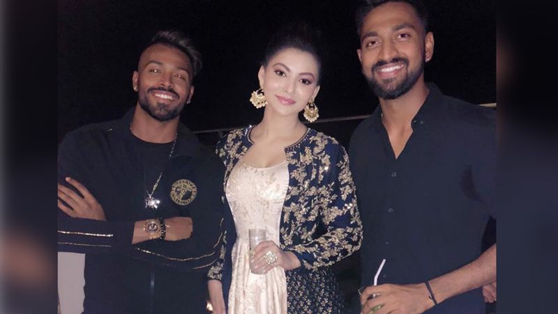 হার্দিকের বিয়ের খবর জানতেন না তাঁর পরিবারের কেউই। উর্বশীর মতই তাঁর বাবা হিমাংশু পান্ডিয়াও অবাক হয়ে গিয়েছেন এমন ঘটনাতে।