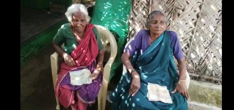 collector helped two elder women who held invalid notes