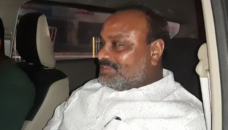 మాజీ ఎంపీ, టీడీపీ సీనియర్ నేత సబ్బం హరి మృతి పట్ల టీడీపీ నేత అచ్చెన్నాయుడు తీవ్ర దిగ్భ్రాంతి వ్యక్తం చేశారు. కరోనా బారిన పడి ఆయన మృతిచెందడం బాధాకరమన్నారు. ఆయన త్వరగా కోలుకోవాలని అంతా ఆశించామని, ఇంతలోనే మరణవార్త వినాల్సి రావడం దురదృష్టకరమన్నారు.విశాఖ మేయర్, ఎంపీగా ఆయన ప్రజలకు విశేషమైన సేవలు అందించారని, సమస్యలపై పోరాడి ప్రజా నాయకుడిగా గుర్తింపు పొందారని ఈ సందర్భంగా గుర్తు చేసుకున్నారు. ఆయన మరణం పట్ల సంతాపం వ్యక్తం చేశారు. కుటుంబ సభ్యులకు తన ప్రగాఢ సానుభూతి వ్యక్తం చేశారు.