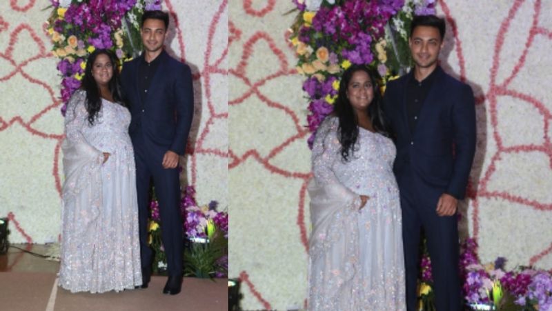 Salman khan With Family in sooraj barjatya Son Devansh Wedding Recepption during this arpita khan flaunt her baby bump