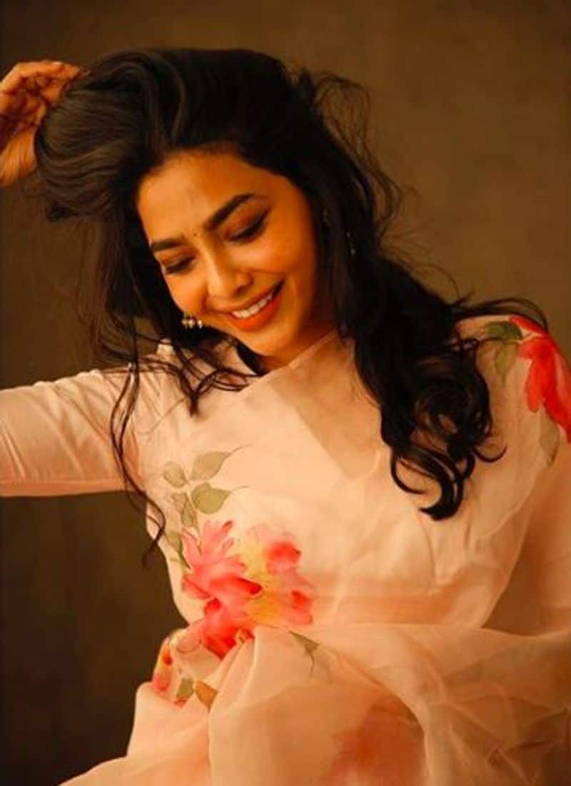 actress Aishwarya Lekshmi wear mother saree photo shoot