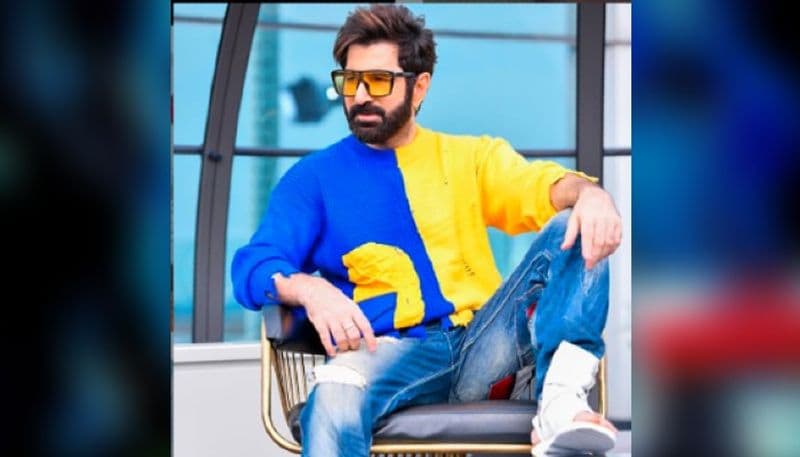 পরবর্তীতে জিৎ ভবানীপুর কলেজ ভর্তি হন, সেখান থেকেই স্নাতক পাশ করেন। এরপরই পরিবারের ব্যবসাতে যোগ দিয়েছিলেন অভিনেতা।