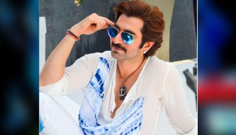 মুম্বইতে এক তেলেগু ছবিতে অভিনয় করার সুযোগ আসে। ২০০১ সালে মুক্তিপ্রাপ্ত এই ছবির নাম ছিল চাঁদু। এটাই জিৎ-এর প্রথম ছবি।