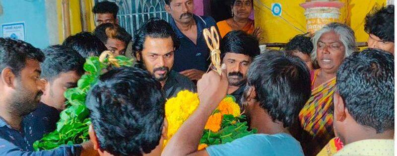 Actor Karthi Shed Tears After Seeing His Fan Death