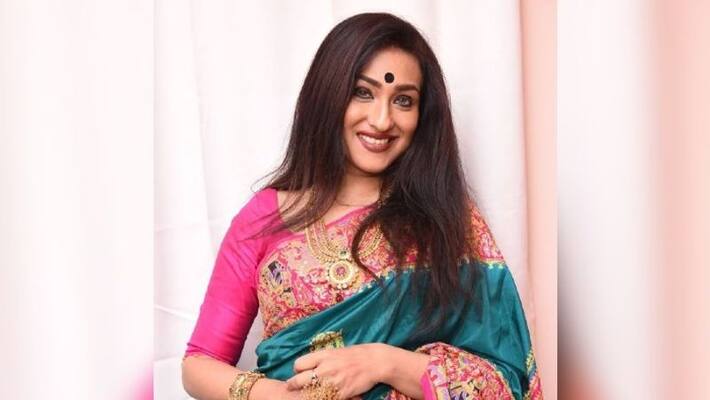 Bengali diva Rituparna Sengupta injured in her wrist while riding a bicycle BRD Bengali diva Rituparna Sengupta injured in her wrist while riding a bicycle BRD
