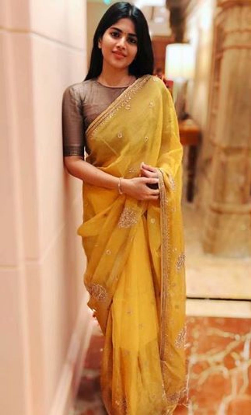 மஞ்சள் நிற சேலையில் மங்களகரமாய் நிற்கும் மேகா ஆகாஷ்