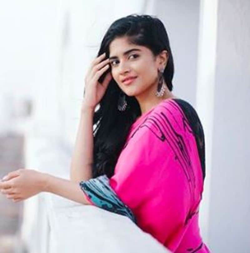 ரசிகர்கள் மனதை கைது செய்ய இந்த பார்வையா