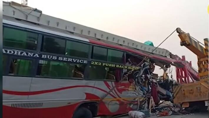 Fatal road accident kills 6 people in Murshidabad Fatal road accident kills 6 people in Murshidabad