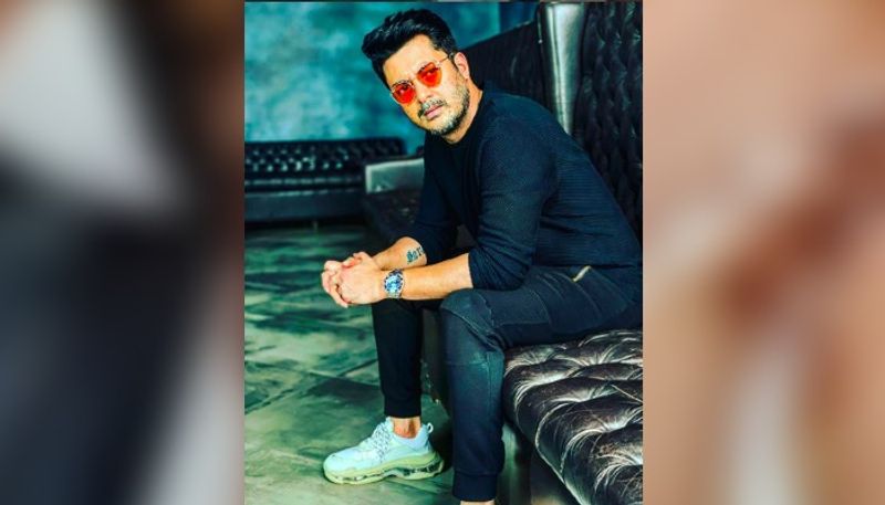 যিশু সেনগুপ্ত হিরামচন্দ্র কলেজ থেকে অর্থনীতিতে সান্তক ডিগ্রি পাস করেন। এর পর কিছু দিন তিনি একটি বিজ্ঞাপন সংস্থায় কাজ করেন। তবে তার বাবা উজ্জল সেনগুপ্ত বাংলা ছলচিত্রের অভিনেতা ছিলেন। তাই খানিক পারিবারিক সূত্রেই সিনেমার জগতে আকৃষ্ট হন তিনি।