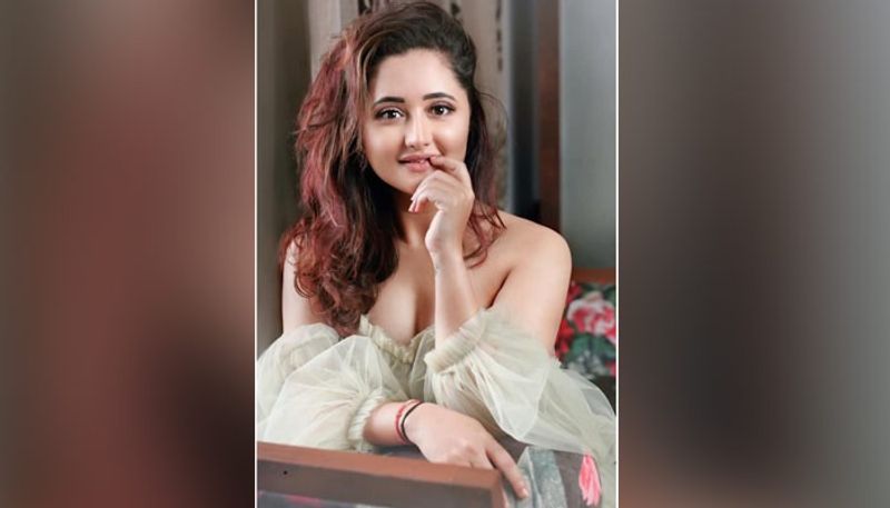 বর্তমানে তিনি বিগ বস ১৩-র একজন প্রতিযোগী। সেখানেও সকলকে টেক্কা দিয়ে নিজের টিআরপি বাড়িয়ে রেখেছেন তিনি।