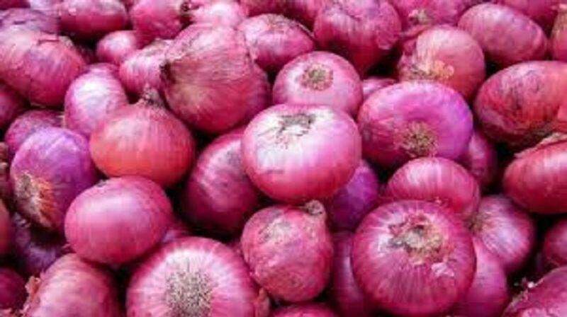one kg  onion price  nearly 200 rupees in Chennai koyambedu market public have fearing