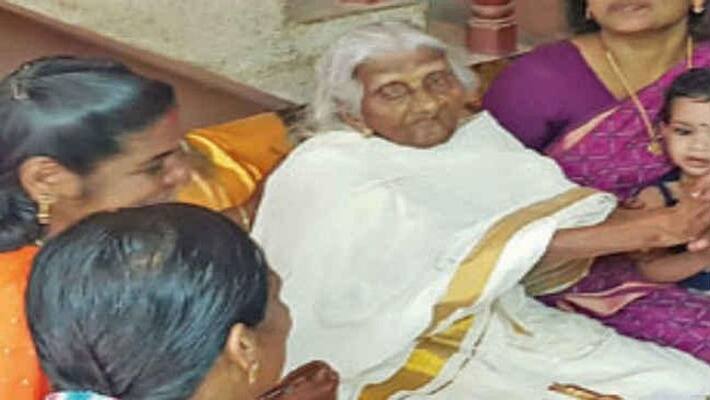 This woman set an example by taking fourth class examination at the age of 105, but did not get any pension This woman set an example by taking fourth class examination at the age of 105, but did not get any pension