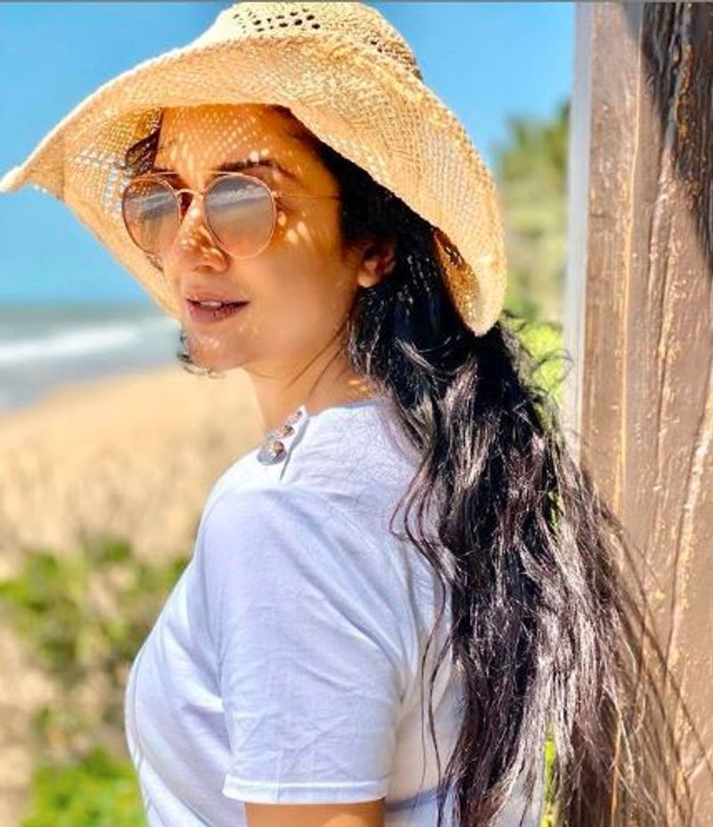 கவர்ச்சி கண்களை மறைக்க கூலிங் கிளாஸா