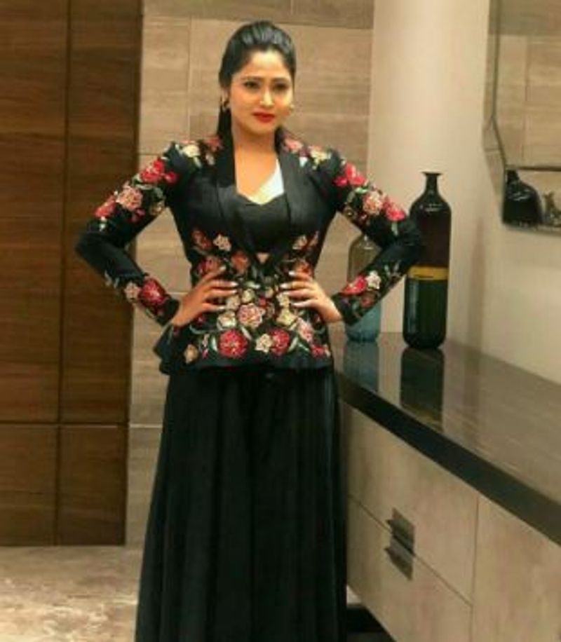 இடுப்பில் கை வைத்து நச்சுனு ஒரு போஸ்