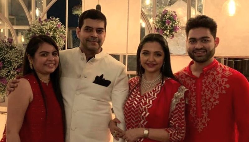 জুন মালিয়াঃ দীর্ঘ দিন সম্পর্কে থাকার পর জুন বিয়ে করেন সৌরভকে। জুনের বিয়ে নিয়েও ভক্তদের জল্পনা ছিল তুঙ্গে। অবশেষে পরিণতি পায় জুনের ১৫ বছরের সম্পর্ক।