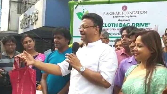 Mayor of Kolkata, Firhad Hakim went to disrtribute jute bag Mayor of Kolkata, Firhad Hakim went to disrtribute jute bag