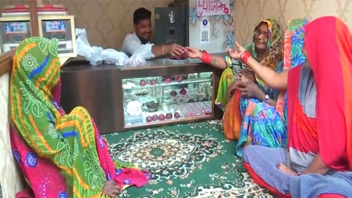varanasi shops give onions on loan by keeping aadhaar card varanasi shops give onions on loan by keeping aadhaar card