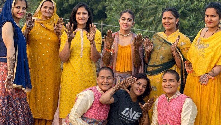 babita phogat vivek suhag wedding today tater sisters created mehndi design for babita phogat hand