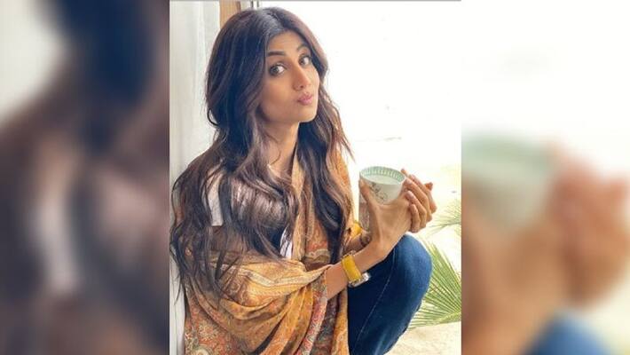 Bollywood actress Shilpa Shetty ask the director why she wear cotton saree in winter at shooting time Bollywood actress Shilpa Shetty ask the director why she wear cotton saree in winter at shooting time