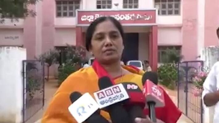 Former Minister Paritala Sunitha Holds protest infront of chennekothapalli police station Former Minister Paritala Sunitha Holds protest infront of chennekothapalli police station