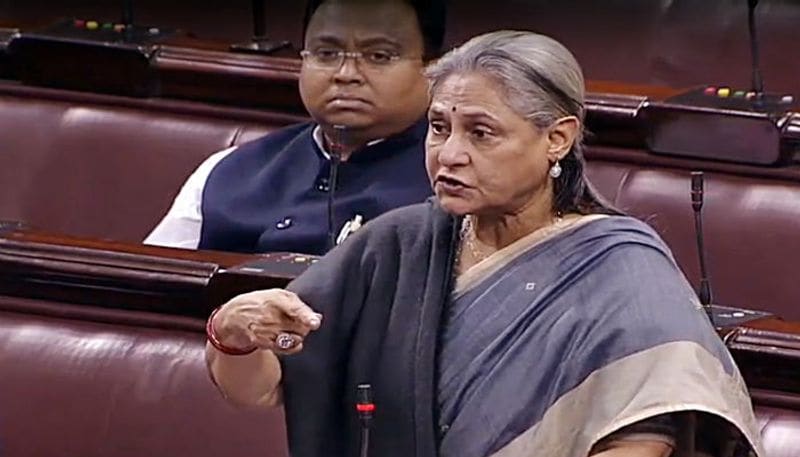জয়া বচ্চনের বেশ কিছু পছন্দ অপছন্দের তালিকা রয়েছে যা মেনে তবেই তাঁকে প্রশ্ন করতে হয়। যার মধ্যে অন্যতম হল তিনি পরিবারের কারুর বিষয় কথা বলা পছন্দ করেন না।