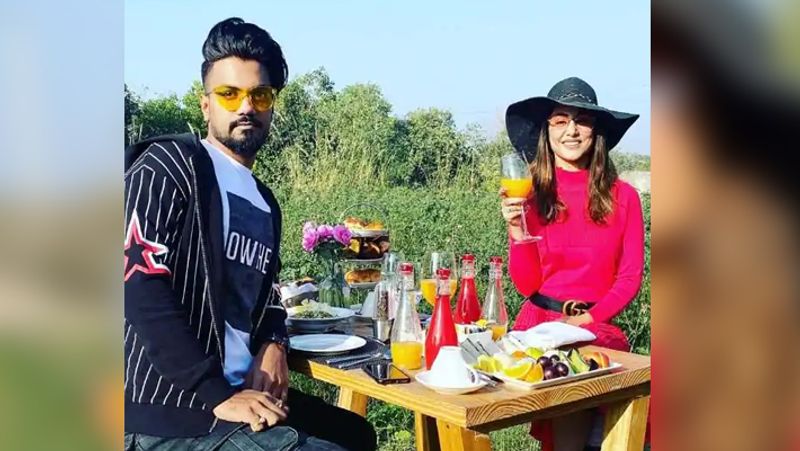 hina khan beautiful photos from her outdoor breakfast