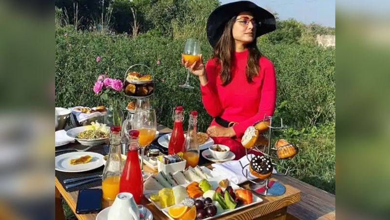 hina khan beautiful photos from her outdoor breakfast