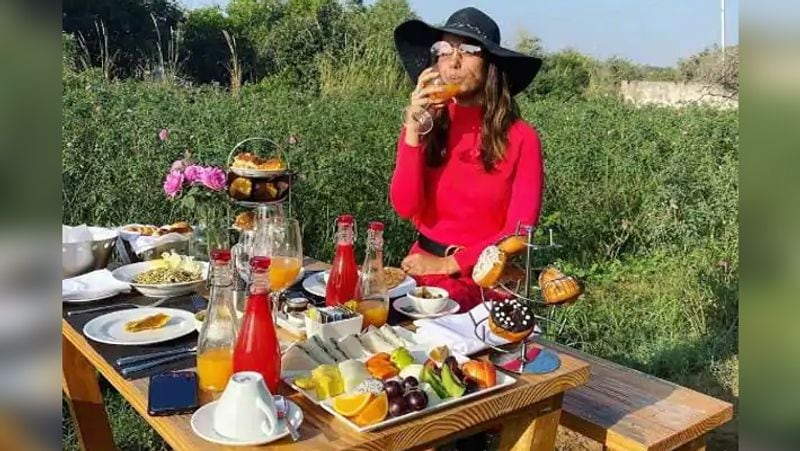 hina khan beautiful photos from her outdoor breakfast