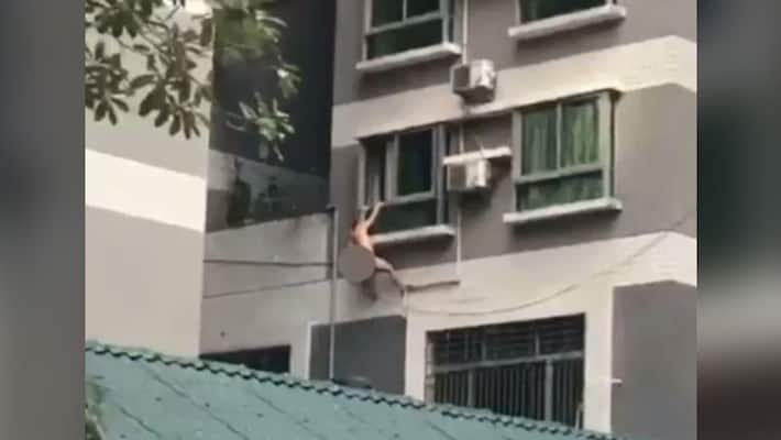 Man spotted without clothes outside married girlfriend flat Man spotted without clothes outside married girlfriend flat