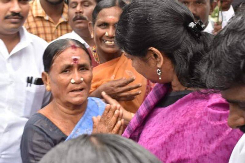 kanimozhi went thoothukudi to know about the issues faced by the people due to continous rain