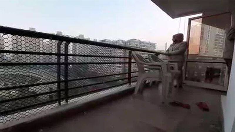 Shakes with wife and another woman in eighth floor in Ghaziabad